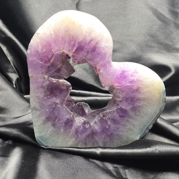 Amatista geoda en forma de corazón en Cristalljoia Barcelona y online, 40 años de minerales