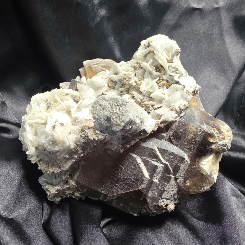 Cuarzo elestial con albita en Cristalljoia minerales en Barcelona