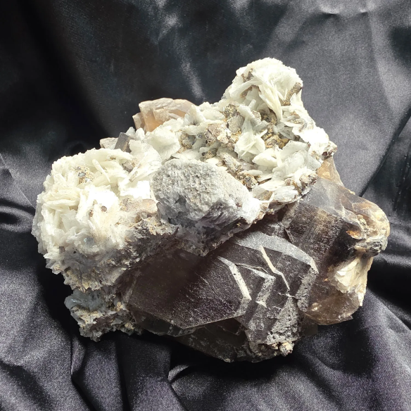 Cuarzo elestial con albita en Cristalljoia minerales en Barcelona