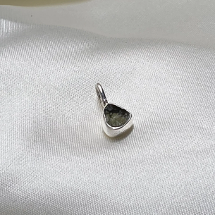 Moldavita colgante en plata en Cristalljoia Barcelona