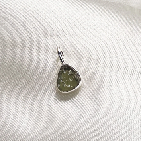Moldavite Pendente em Prata · Peça Única | Cristalljoia