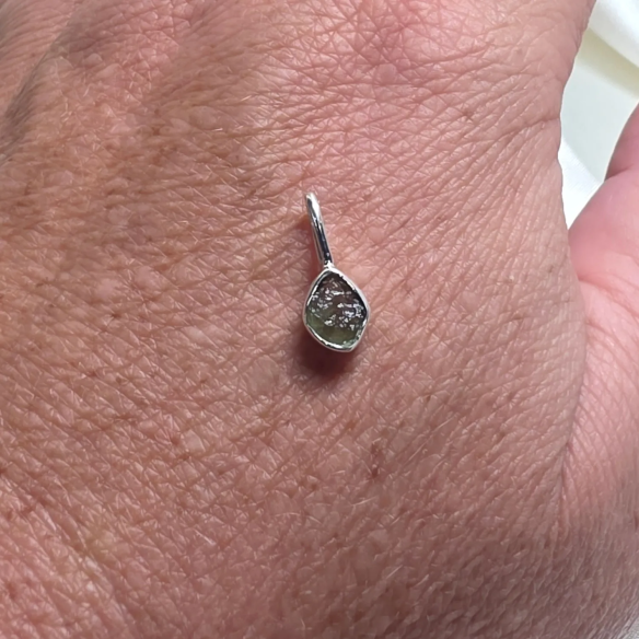 Moldavita colgante en plata en Cristalljoia Barcelona