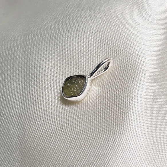 Moldavite Pendente em Prata · Peça Única | Cristalljoia