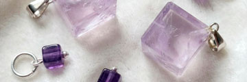 Cube – geometric form with defined edges in Cristalljoia
