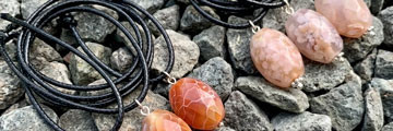 Oval pendant – classic shape with smooth lines