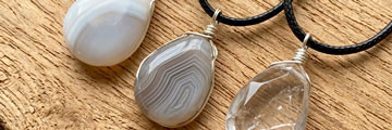 Penjoll en forma de llàgrima de minerals, elegància i simbolisme