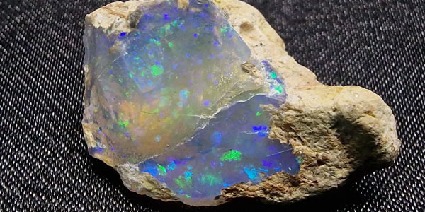 Ópalos de Etiopía y Australia, arco iris encapsulado en piedra