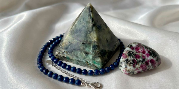 Maragda, safir, robí. En brut i en cristall. Mateixes pedres, dos preus.